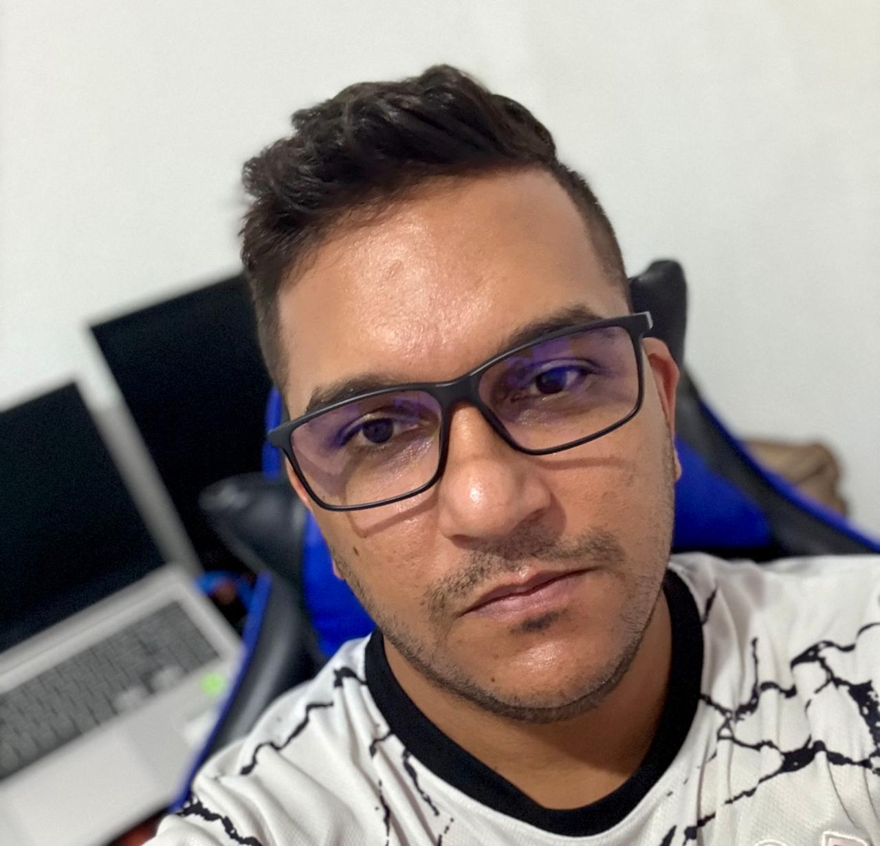 Imagem de Mauricio com o seu setup de fundo